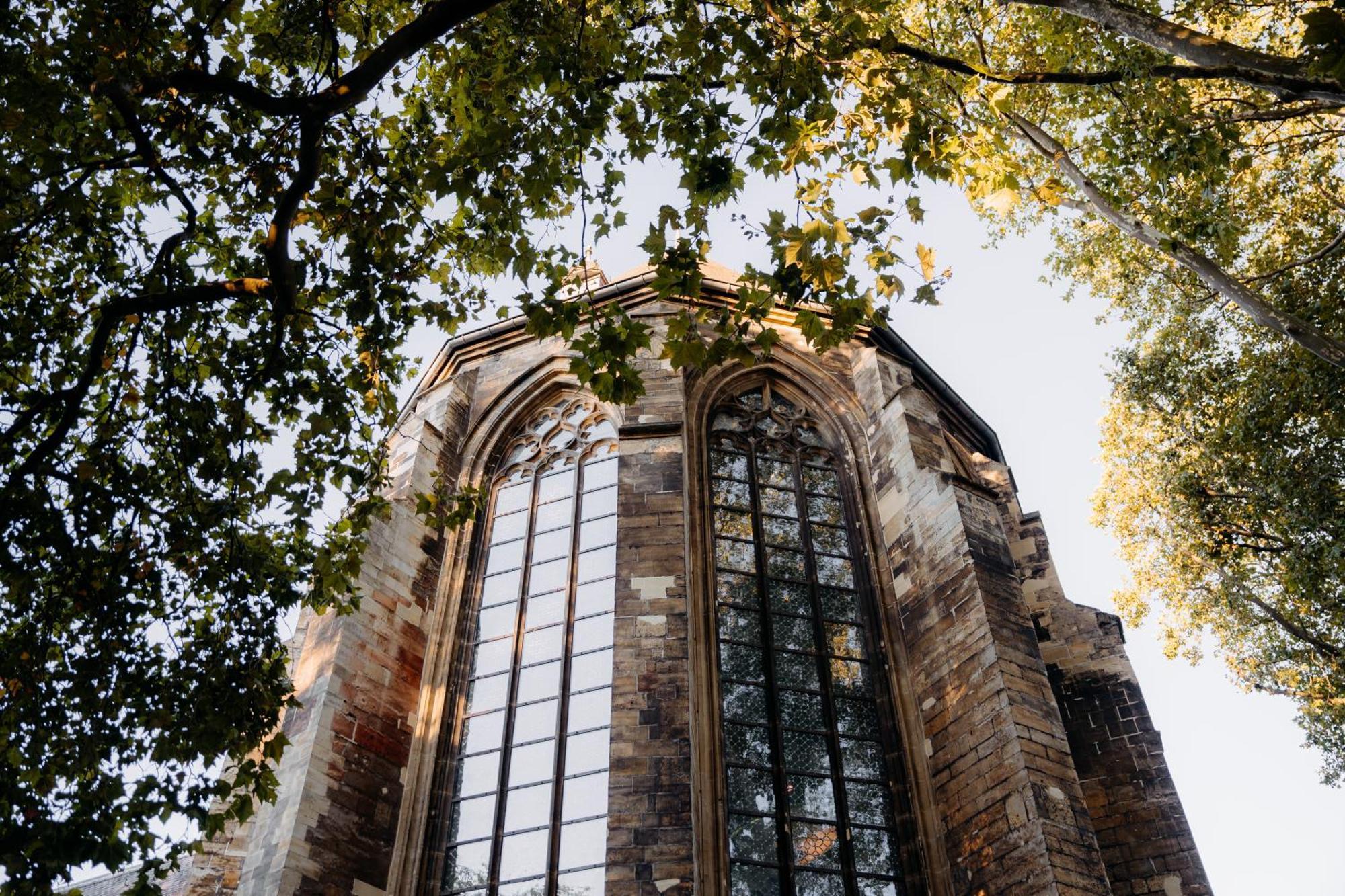 Kruisherenhotel Maastricht - Oostwegel Collection, Member Of Design Hotels Εξωτερικό φωτογραφία The east window of St Mary's Church