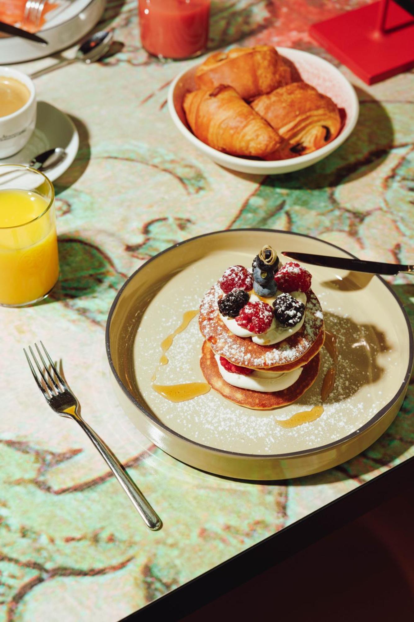 Kruisherenhotel Maastricht - Oostwegel Collection, Member Of Design Hotels Εξωτερικό φωτογραφία A stack of pancakes with fruit and cream