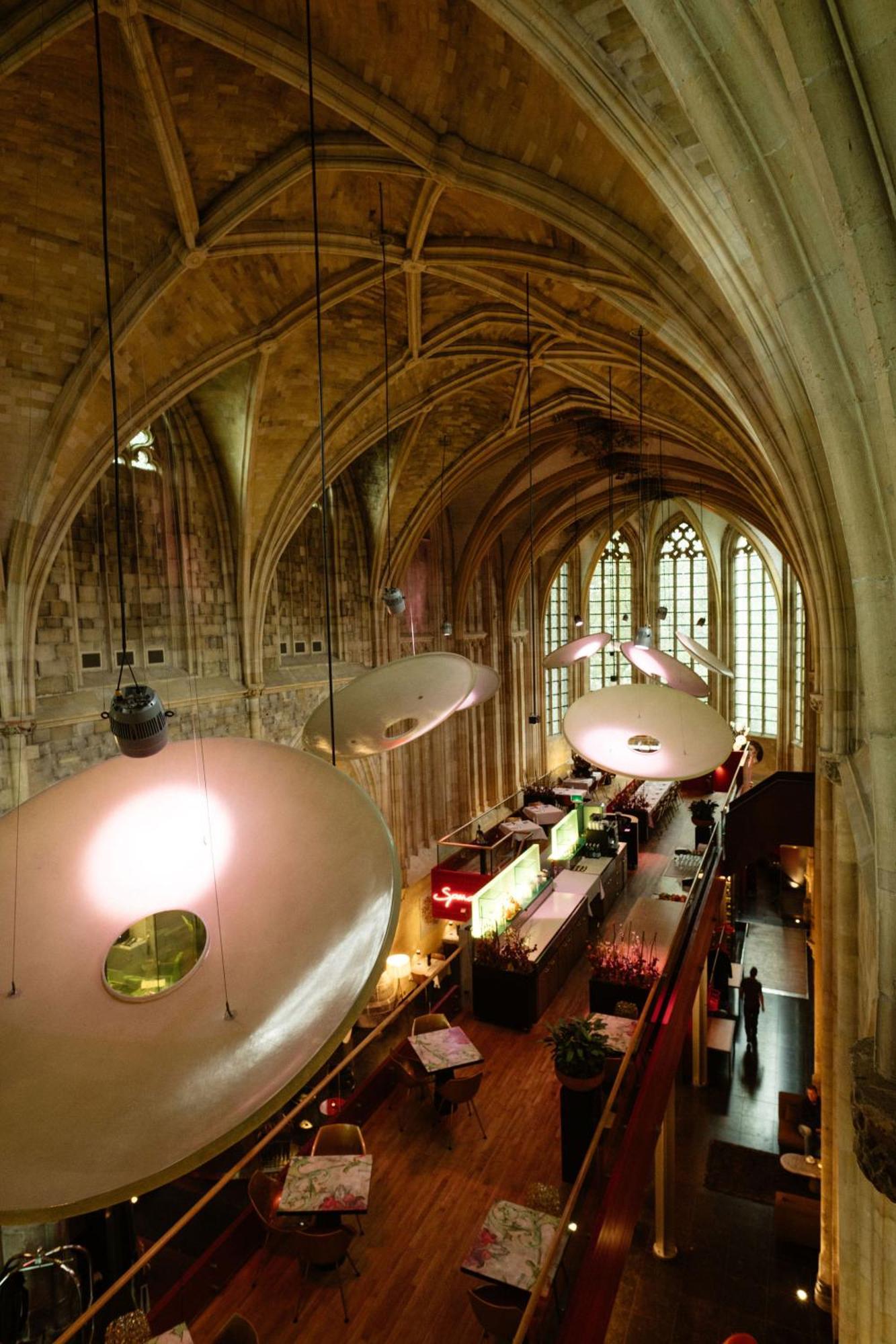Kruisherenhotel Maastricht - Oostwegel Collection, Member Of Design Hotels Εξωτερικό φωτογραφία The restaurant at the St Pancras Renaissance Hotel