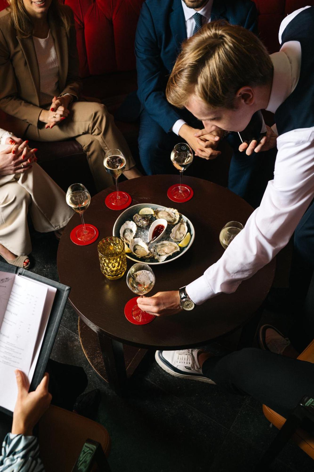 Kruisherenhotel Maastricht - Oostwegel Collection, Member Of Design Hotels Εξωτερικό φωτογραφία Oysters at the Oyster Bar