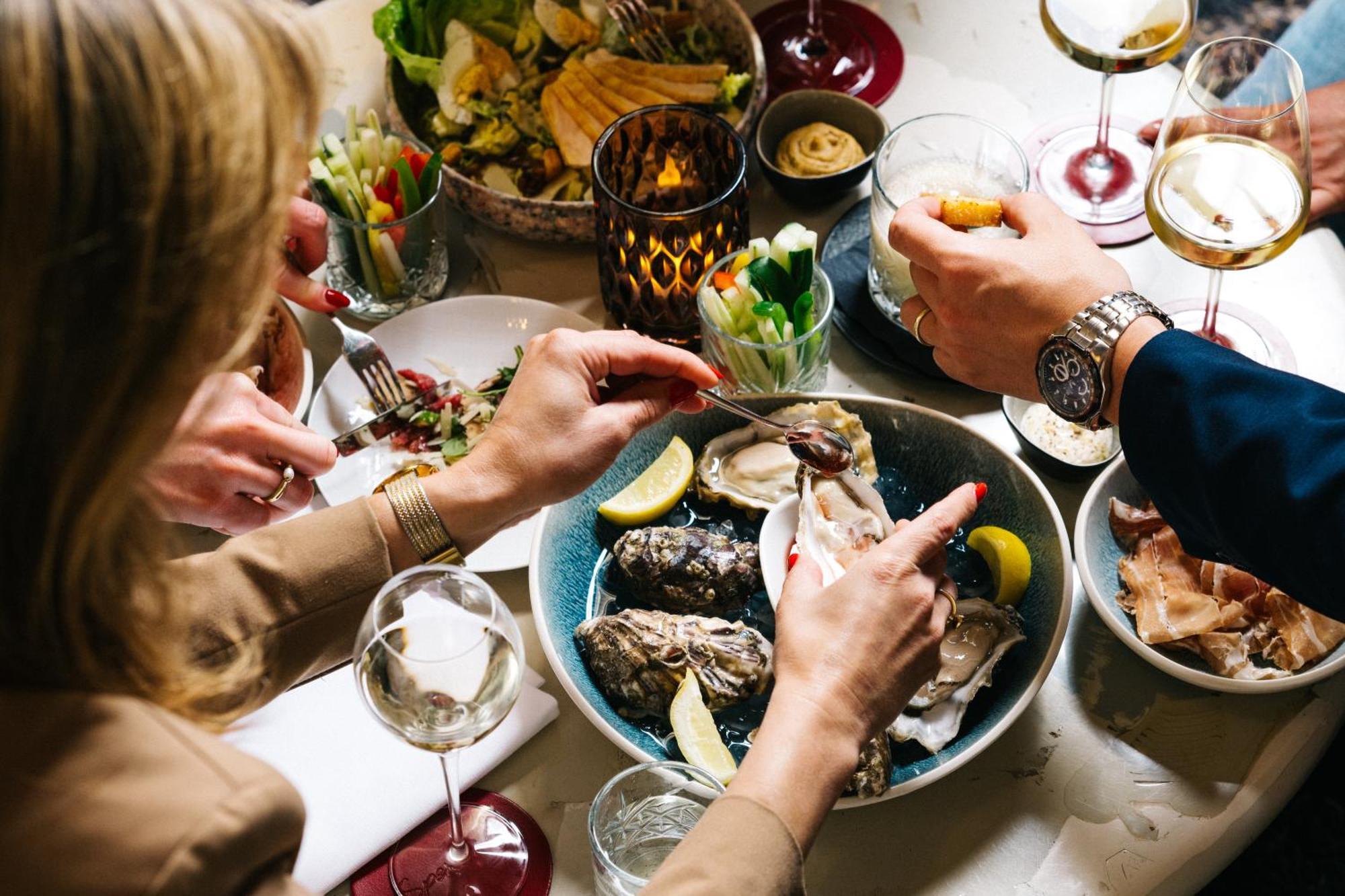 Kruisherenhotel Maastricht - Oostwegel Collection, Member Of Design Hotels Εξωτερικό φωτογραφία Oysters being eaten