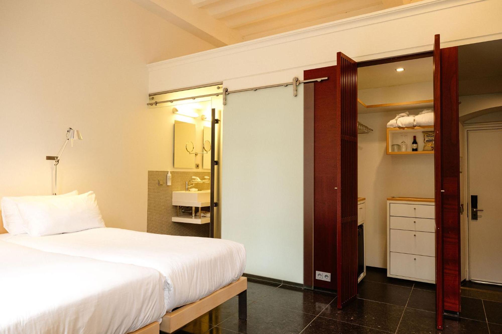 Kruisherenhotel Maastricht - Oostwegel Collection, Member Of Design Hotels Δωμάτιο φωτογραφία A room at the hotel