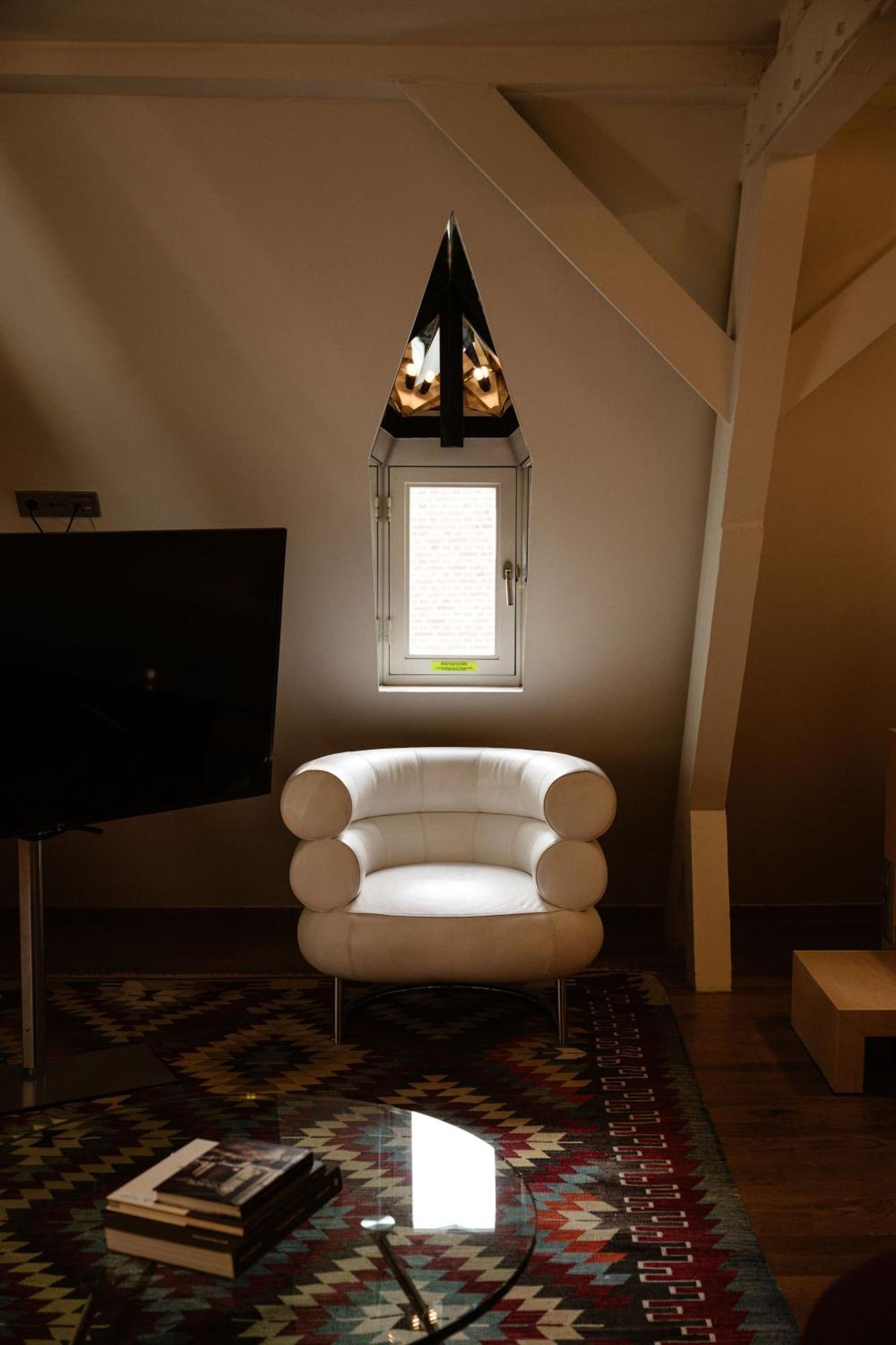 Kruisherenhotel Maastricht - Oostwegel Collection, Member Of Design Hotels Εξωτερικό φωτογραφία A chair with LED lighting