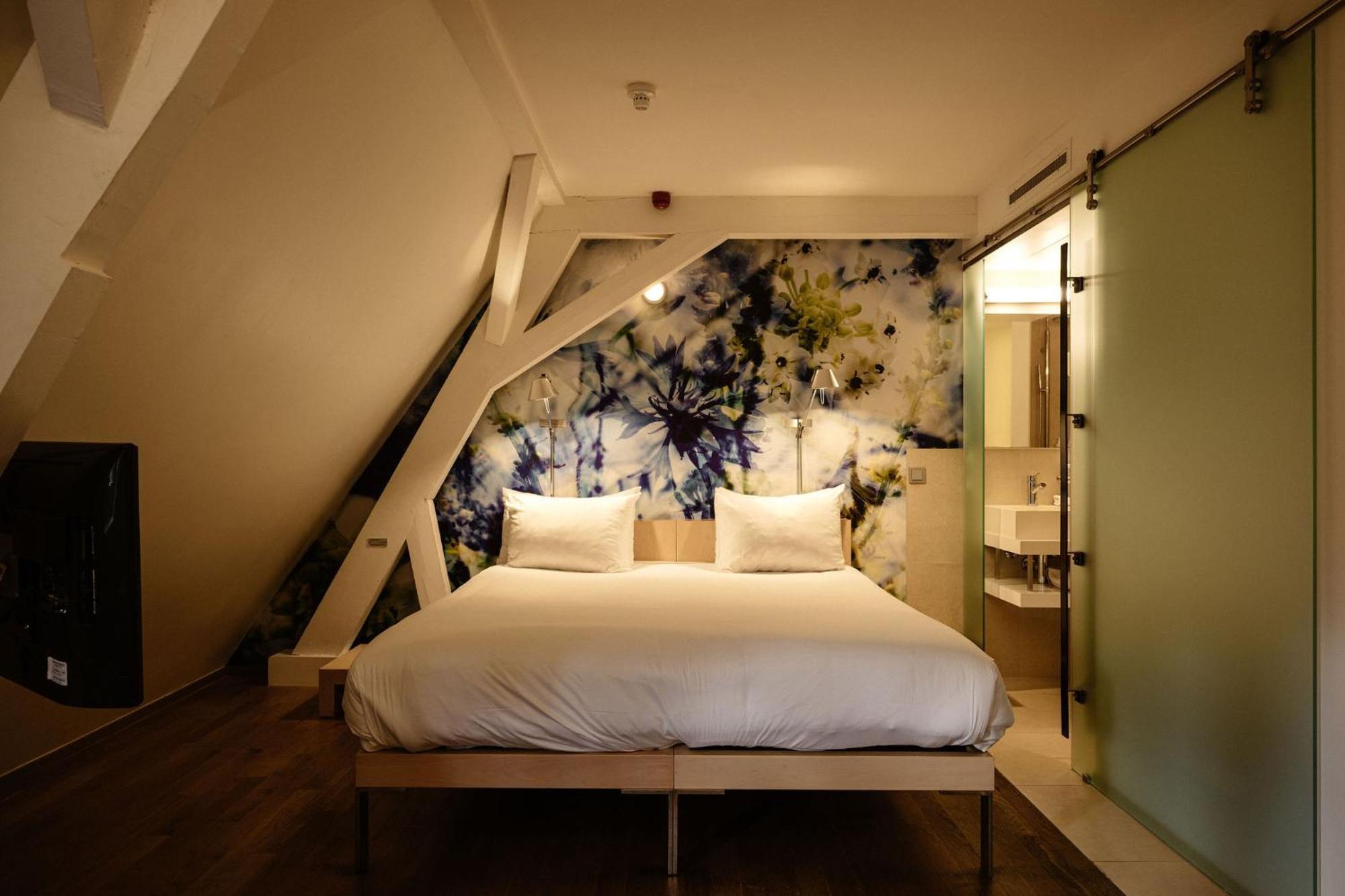 Kruisherenhotel Maastricht - Oostwegel Collection, Member Of Design Hotels Δωμάτιο φωτογραφία A room at the hotel