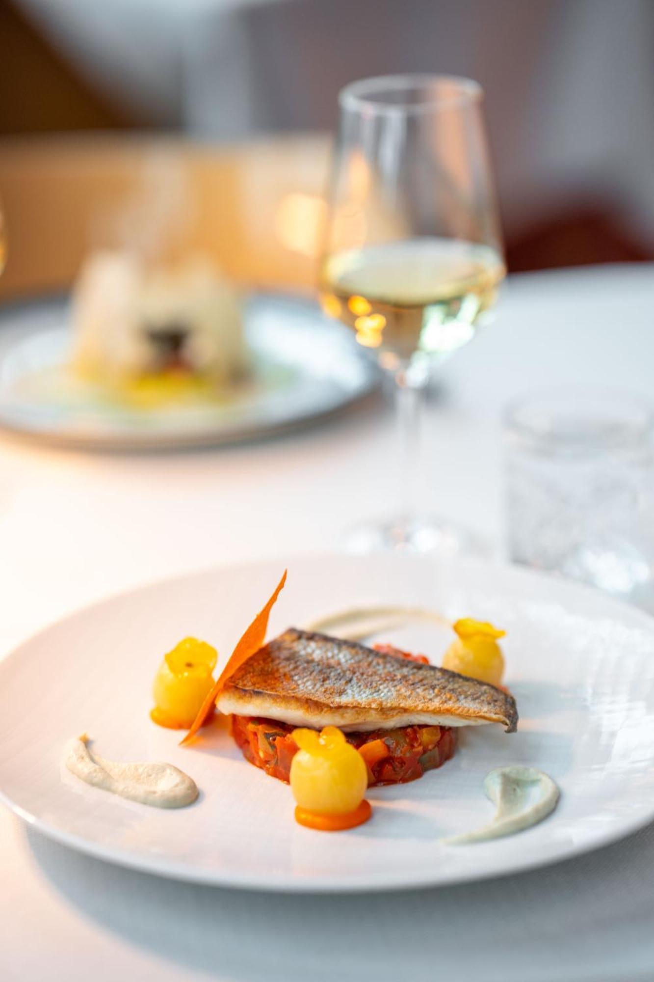 Kruisherenhotel Maastricht - Oostwegel Collection, Member Of Design Hotels Εξωτερικό φωτογραφία A plate of food