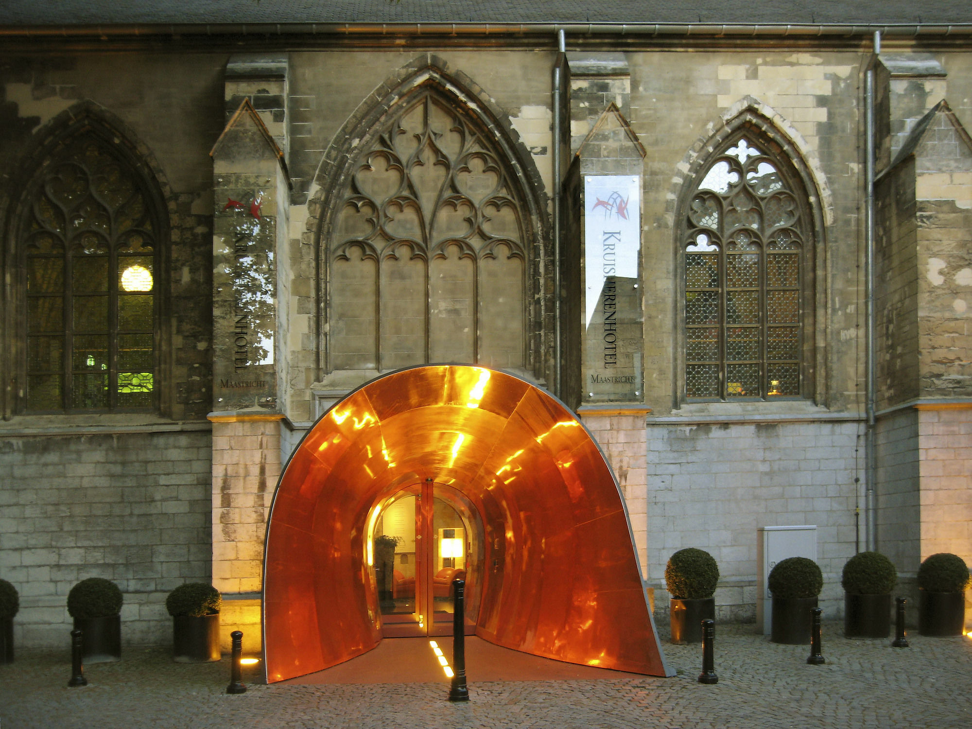 Kruisherenhotel Maastricht - Oostwegel Collection, Member Of Design Hotels Εξωτερικό φωτογραφία The entrance to the crypt